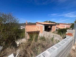 Chalet in Carrer delta de l'ebre 23. Oportunidad de inversión: amplio chalet con vistas al mar en cal