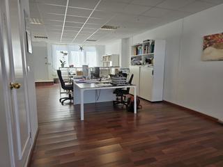 Location Bureau  Carrer can calafat. Oficina muy luminosa