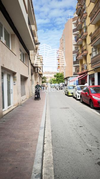 Foto dcbdf8dd-2b5f-44ca-8e3a-8d467f29ef17. Aparcament cotxe a Centre Reus