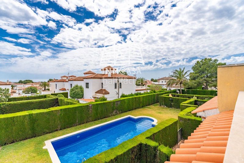Foto 08924a83-28be-4965-bd73-977c6bd4f64b. Casa adossada amb piscina a Centre Miami Platja