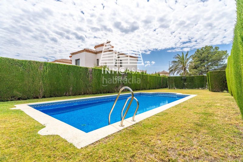 Foto 253af942-6d74-42d9-8ce7-77fa817b96a8. Casa adossada amb piscina a Centre Miami Platja