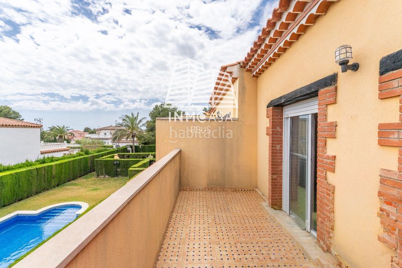 Foto cf767ee6-5bf6-47ba-b85a-8bb31ded2ac1. Casa adossada amb piscina a Centre Miami Platja