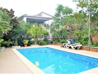 Xalet a Lloret Verd - Els Pinars. Casa con piscina cerca de la playa.