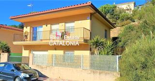 Xalet  Avinguda mil·lenni. Casa en urbanización cerca de la playa.
