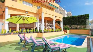 Chalet in Roca Grossa. Casa con licencia turística con vistas al mar