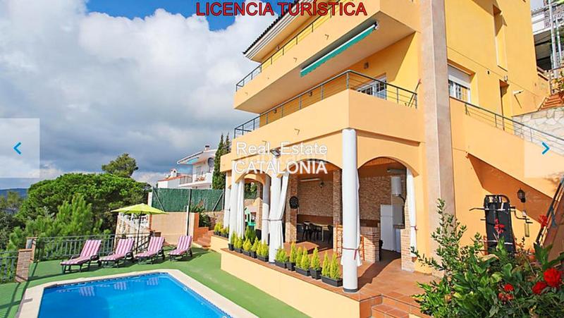 Foto cc112df4-4263-43a8-bcc0-f0a7a4ca40b0. Xalet amb xemeneia calefacció aparcament piscina a Lloret de Mar