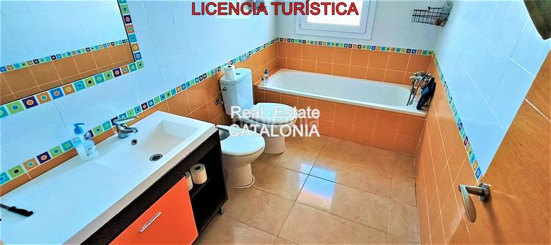 Foto cc3bbe06-e2f8-4e31-b1c0-03cef25bb8ec. Xalet amb xemeneia calefacció aparcament piscina a Lloret de Mar