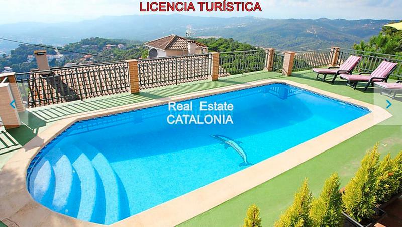 Foto df1d6338-099d-4c18-8946-ff06c096d5f3. Xalet amb xemeneia calefacció aparcament piscina a Lloret de Mar