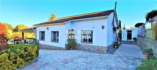 Chalet à Lloret Blau - La Creu de Lloret. Casa soleada de planta baja con gran jardín cerca de la playa.