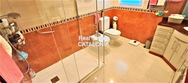 Foto 1c4eb624-b741-4825-aae1-91b12d38d542. Xalet amb xemeneia calefacció aparcament piscina a Lloret de Mar