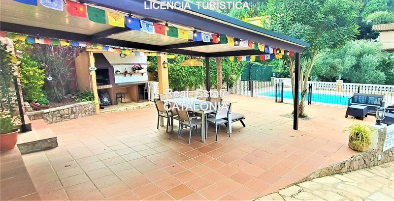 Foto 59e2f1e2-c682-48f0-860d-3c9ef86701e8. Xalet amb xemeneia calefacció aparcament piscina a Lloret de Mar