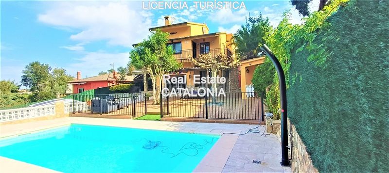 Foto 7510cc5a-1689-45f3-b6ee-e2a454a5c207. Xalet amb xemeneia calefacció aparcament piscina a Lloret de Mar