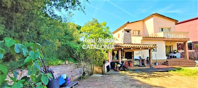 Foto 08864fee-9c8a-4a0c-bc3d-1b1aba557dc0. Xalet amb xemeneia calefacció aparcament a Roca Grossa Lloret de Mar