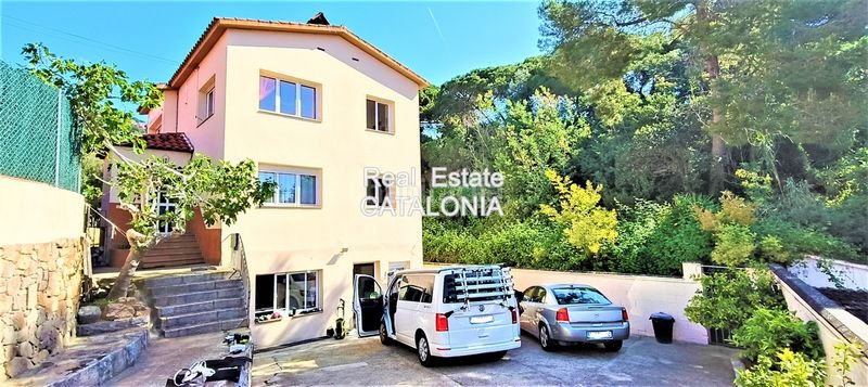 Foto 58c12634-c554-4e29-a2f0-e1b1e358d41c. Xalet amb xemeneia calefacció aparcament a Roca Grossa Lloret de Mar