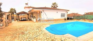 Chalet  Avinguda rafael albertí. Casa soleada con piscina cerca de las playas de lloret de mar.