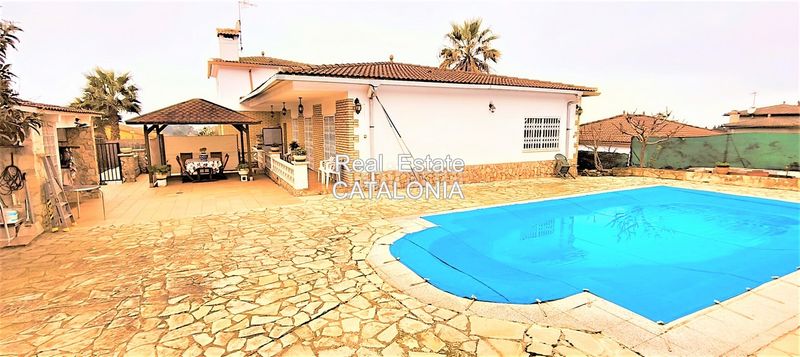 Foto 9c6de609-33ce-4524-8e76-feedd48a1699. Xalet amb xemeneia calefacció aparcament piscina a Lloret de Mar