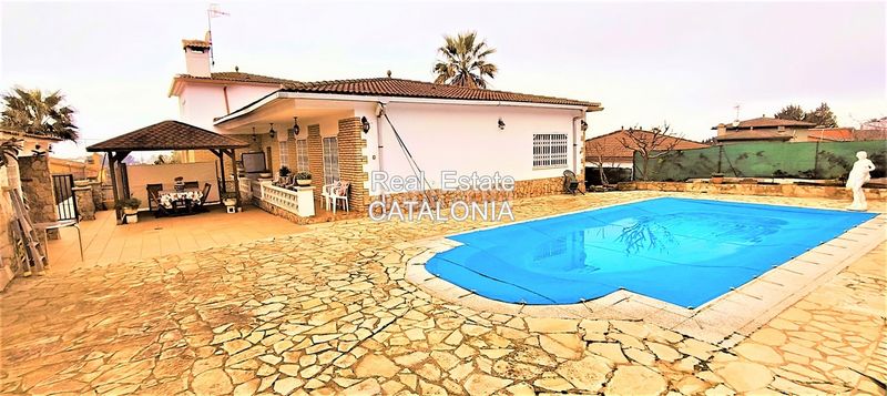 Foto e98f9998-150e-41eb-8422-0c1cc273f044. Xalet amb xemeneia calefacció aparcament piscina a Lloret de Mar
