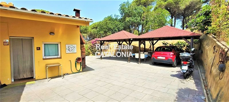 Foto 50b8c2dc-b1b4-4a23-afaf-dca7f9e6c4d3. Xalet amb xemeneia calefacció aparcament a Mas Romeu Lloret de Mar