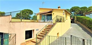 Chalet  Avinguda mas romeu. Casa en urbanización a 5 minutos de la playa.