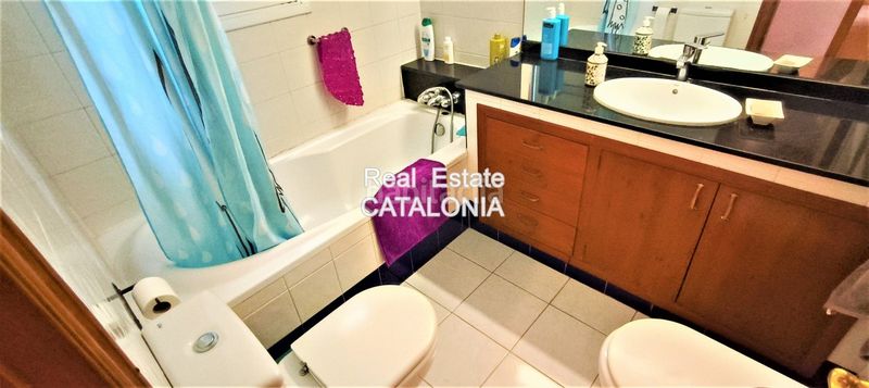 Foto d676b4c0-3c61-468f-8c8e-c5691cf2ea26. Xalet amb xemeneia calefacció aparcament a Mas Romeu Lloret de Mar