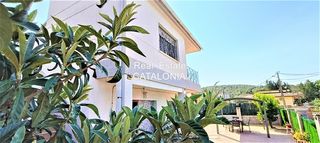 Chalet  Carrer cala montgó. Casa con piscina cerca de las playas de la costa brava.