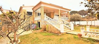 Xalet  Avinguda rafael albertí 45. Casa muy soleada con piscina cerca de la parada del bus.