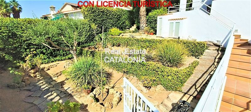 Foto 1319d9f2-4220-40d5-80ef-dcc9b1276bf3. Xalet amb xemeneia calefacció aparcament a Roca Grossa Lloret de Mar