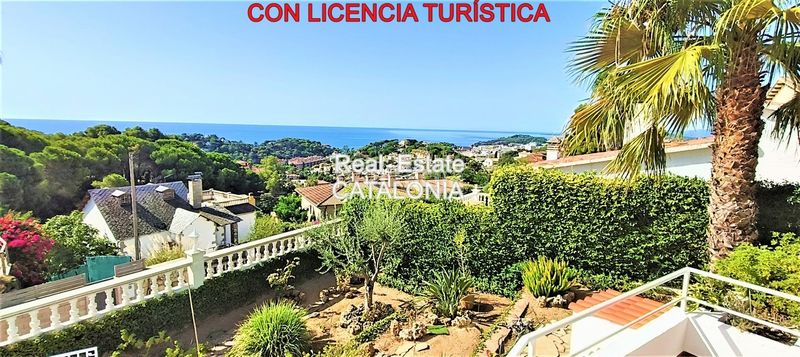 Foto 17b31139-df8a-4c5c-a0df-ce64bfa46923. Xalet amb xemeneia calefacció aparcament a Roca Grossa Lloret de Mar
