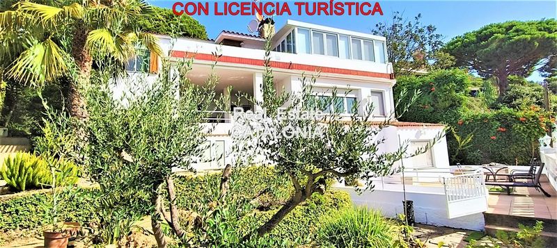 Foto 3413ad1a-f128-4a35-af50-ad8857985d95. Xalet amb xemeneia calefacció aparcament a Roca Grossa Lloret de Mar