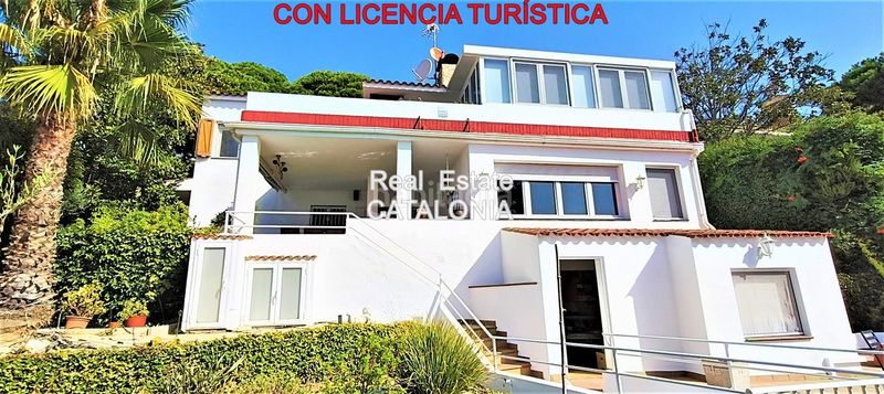Foto e04aca8e-6392-4cda-ae93-62b6ad63694e. Xalet amb xemeneia calefacció aparcament a Roca Grossa Lloret de Mar