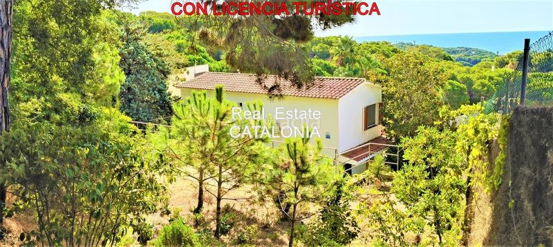 Foto ef18a417-d106-4445-a4e0-2f84f4f7c364. Xalet amb xemeneia calefacció aparcament a Roca Grossa Lloret de Mar