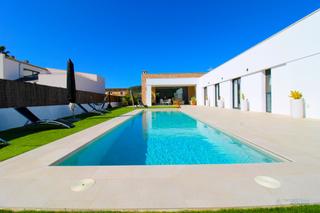 Xalet a Sa Pobla. Villa de lujo a estrenar con jardín y piscina en urbanización cr