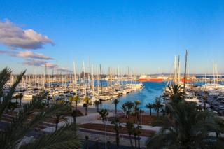 Flat  Paseo marítimo. Piso de 197 m2 con terraza, párking y trastero en primera línea
