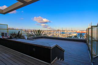 Pis  Paseo marítimo. Piso de 197 m2 con terraza, párking y trastero en primera línea