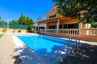 Casa  Deia. Chalet independiente con jardín y piscina en cala millor, mallor
