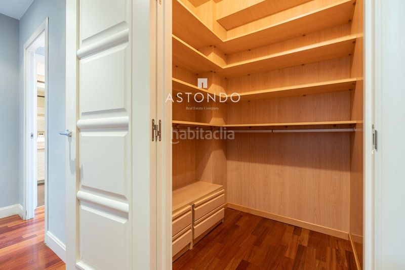 Foto 5de54777-d57c-429b-bb27-bed9b7cb19d4. Rent flat with heating parking pool in Niño Jesús Madrid
