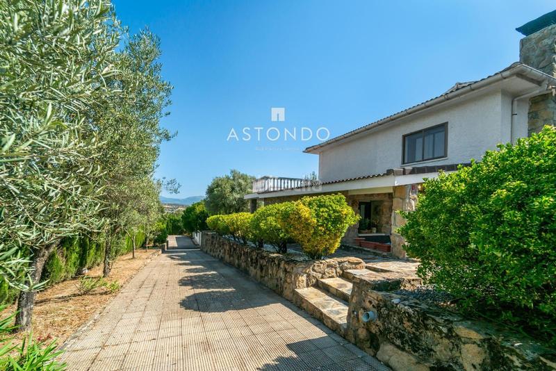 Foto c0a57356-558b-4f1c-b2ce-6d32ca42e5e0. Chalet con riscaldamento parcheggio piscina in Soto del Real