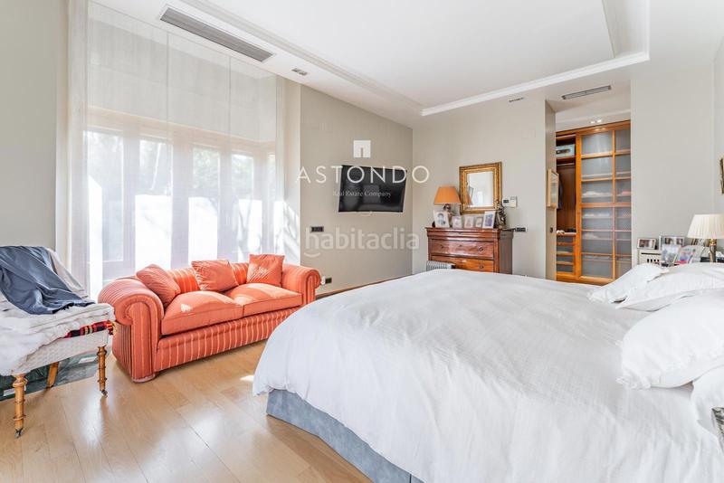 Foto 580a0c98-4fef-4b52-b269-a3654a4280f0. Chalet  independiente con 6 habitaciones, 8 baños, garaje, piscina, zonas verdes se vende en conde orgaz en Madrid