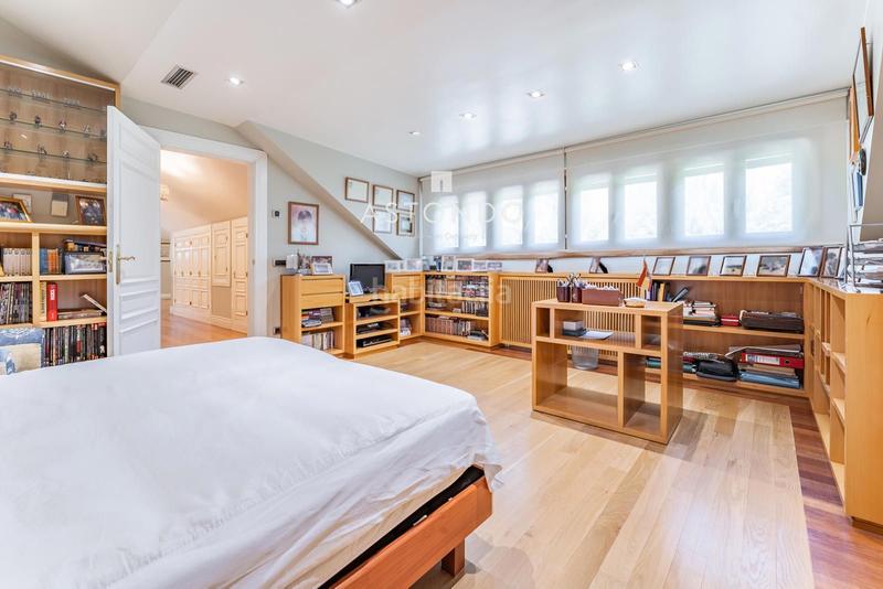 Foto 63702bf9-e143-43b3-ab6d-e578aa098977. Chalet  independiente con 6 habitaciones, 8 baños, garaje, piscina, zonas verdes se vende en conde orgaz en Madrid