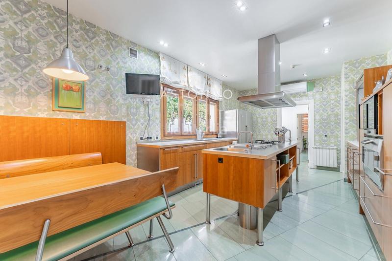 Foto 6ef48119-c0f1-4d07-a8dd-57bea81d55b8. Chalet  independiente con 6 habitaciones, 8 baños, garaje, piscina, zonas verdes se vende en conde orgaz en Madrid