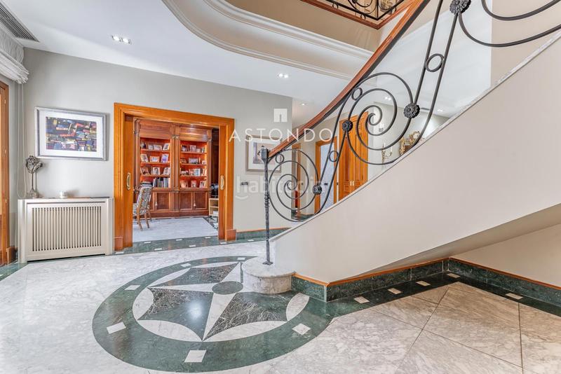 Foto 74226de9-2c14-4200-b531-87f4b03d2261. Chalet  independiente con 6 habitaciones, 8 baños, garaje, piscina, zonas verdes se vende en conde orgaz en Madrid