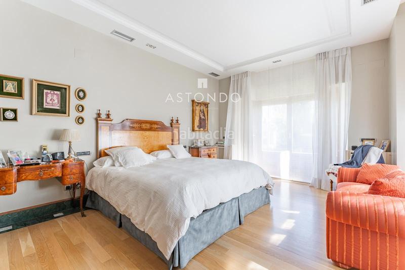 Foto 86f721bf-4fe8-4461-bbb5-e9ab182ef7fd. Chalet  independiente con 6 habitaciones, 8 baños, garaje, piscina, zonas verdes se vende en conde orgaz en Madrid