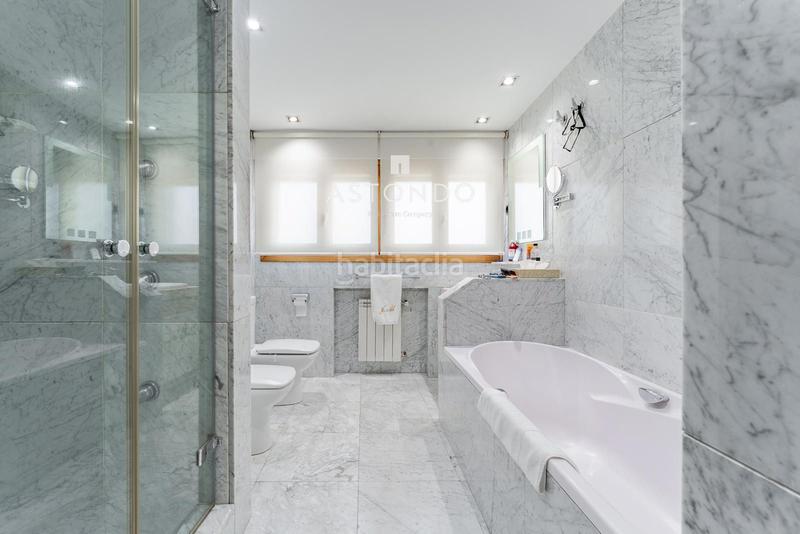 Foto a8354896-bd32-4460-80c8-8f7c9da22e8a. Chalet  independiente con 6 habitaciones, 8 baños, garaje, piscina, zonas verdes se vende en conde orgaz en Madrid