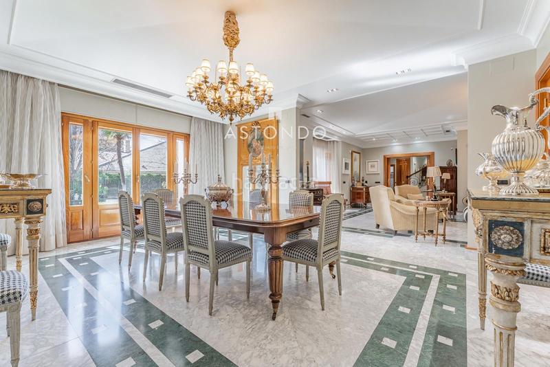 Foto c5709770-36b5-42ae-9e16-51cb6367e683. Chalet  independiente con 6 habitaciones, 8 baños, garaje, piscina, zonas verdes se vende en conde orgaz en Madrid