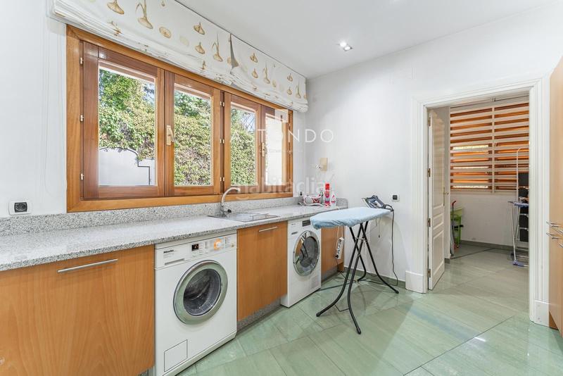 Foto cadcbf49-a84c-4c0e-a31c-6968457849d9. Chalet  independiente con 6 habitaciones, 8 baños, garaje, piscina, zonas verdes se vende en conde orgaz en Madrid