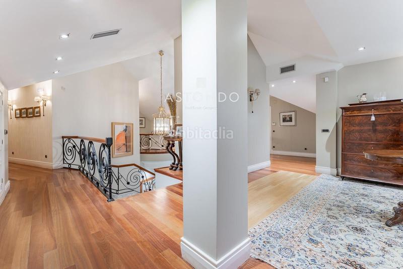 Foto ce75ebdb-a8f0-4f4d-a4e2-255b9a6889d0. Chalet  independiente con 6 habitaciones, 8 baños, garaje, piscina, zonas verdes se vende en conde orgaz en Madrid