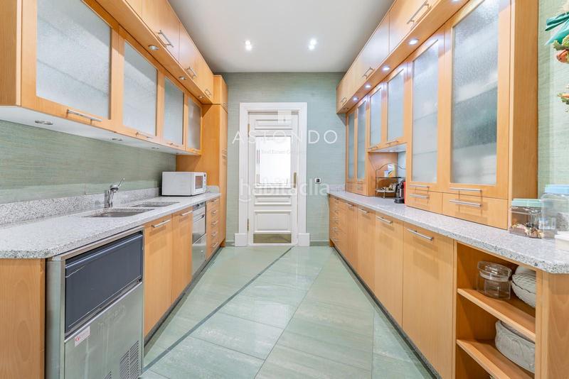 Foto d44bce47-a50f-4164-855a-33d586feb40a. Chalet  independiente con 6 habitaciones, 8 baños, garaje, piscina, zonas verdes se vende en conde orgaz en Madrid