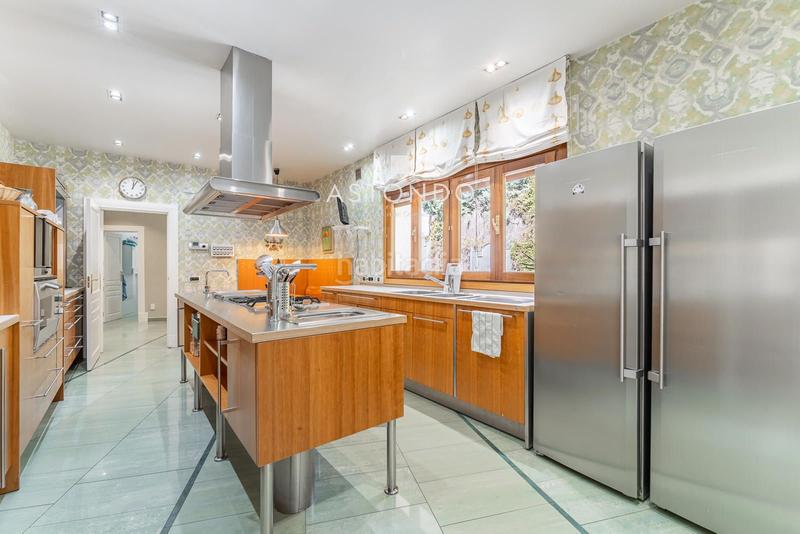 Foto d4b473bc-ec91-4c0a-8cd9-a87ba087044b. Chalet  independiente con 6 habitaciones, 8 baños, garaje, piscina, zonas verdes se vende en conde orgaz en Madrid