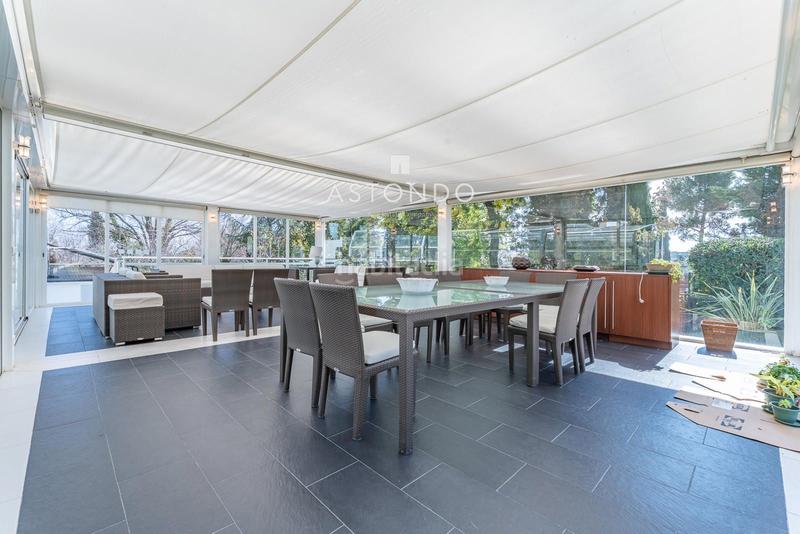 Foto d56f2e5d-f714-4f72-a8db-80814cc4a61f. Chalet  independiente con 6 habitaciones, 8 baños, garaje, piscina, zonas verdes se vende en conde orgaz en Madrid