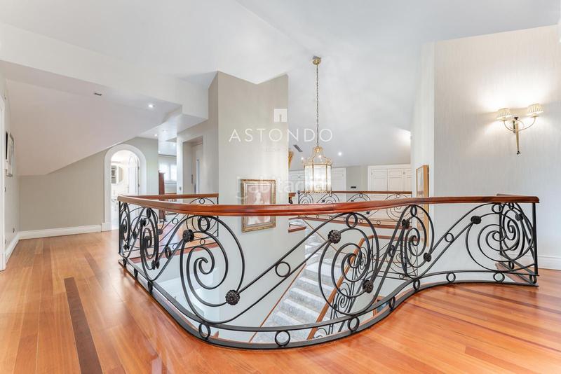 Foto d8c5f00a-22d0-4b90-83fb-7648831eb454. Chalet  independiente con 6 habitaciones, 8 baños, garaje, piscina, zonas verdes se vende en conde orgaz en Madrid